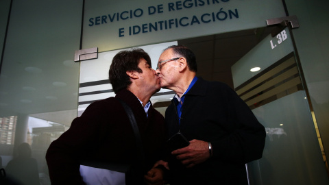 El periodista Italo Passalacqua (d) y su pareja, Patricio Herrera, se besan en la oficina del Servicio de Registro Civil e Identificación hoy, jueves 9 de julio de 2015, en la Comuna de Las Condes, en Santiago (Chile). A partir de hoy se im