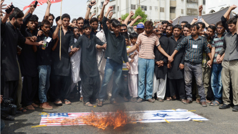 Paquistaníes musulmanes chiítas queman banderas de EEUU e Israel hoy durante una manifestación en Karachi para recordar el aniversario de la muerte del Imam Ali, el yerno del profeta Mahoma, que fue asesinado durante el mes de Ramadán en el