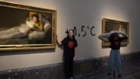 Dos ecologistas se pegan con pegamento a los marcos de las Majas de Goya en el Prado