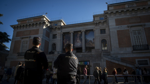 07-11-22 Dos policías a las puertas del Museo del Prado el día que las activistas de Futuro Vegetal se pegaron a los marcos de los cuadros Goya.