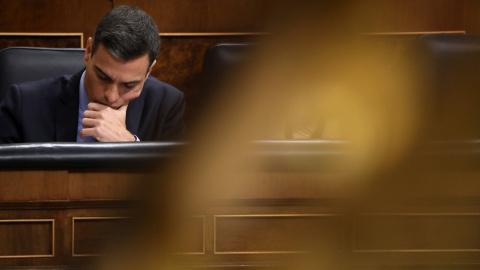 El presidente del Gobierno, Pedro Sánchez, en su escaño, en un Pleno del Congreso. REUTERS/Susana Vera