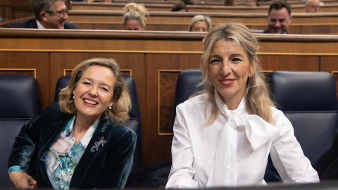 La vicepresidenta primera y ministra de Economía, Nadia Calviño y la vicepresidenta segunda y ministra de Trabajo y Economía Social, Yolanda Díaz, durante una sesión de control al Gobierno, en el Congreso de los Diputados, a 13 de diciembre