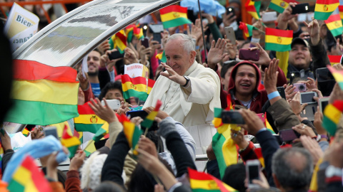 El papa Francisco saluda a los fieles congregados en la plaza del Cristo Redentor hoy, en Santa Cruz (Bolivia). Comienza su segundo día de visita en Bolivia con la celebración de una misa y por la tarde se encontrará con líderes de movimien