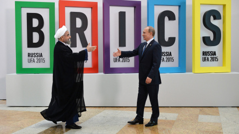 El presidente ruso, Vladímir Putin (d) da la bienvenida al presidente iraní Hasán Rohaní (i) a su llegada a Ufá, Rusia hoy con motivo del encuentro de los líderes de los BRICS (Brasil, Rusia, India, China y Sudáfrica). EFE/-