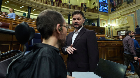 El portavoz de ERC en el Congreso, Gabriel Rufián (i) y el portavoz de Unidas Podemos en el Congreso, Pablo Echenique (d), durante una sesión plenaria en el Congreso de los Diputados, a 27 de octubre de 2022, en Madrid (España). El Pleno de