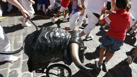 Pequeños participantes en el "encierro txiki", organizado para los niños por un grupo de corredores y la federación de peñas de Pamplona en la cuesta de Santo Domingo, que ha contado con todos los aderezos y los nervios del encierro que los