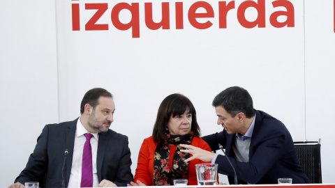 El secretario de Organización del PSOE, José Luis Ábalos, la presidenta, Cristina Narbona, y el secretario general, Pedro Sánchez, durante la reunión de la Ejecutiva Federal del PSOE, en la sede de Ferraz en Madrid. EFE/Chema Moya