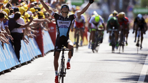 El ciclista checo Zdenek Stybar del equipo Etixx Quick Step se impone en la sexta etapa de la 102º edición del Tour de Francia, una carrera de 191.5km entre Abbeville y Le Havre, en Francia, hoy, 9 de julio de 2015. EFE/Kim Ludbrook