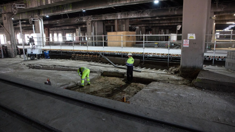 Personal ferroviario trabaja en la obra con la que se inicia la construcción del proyecto Madrid Nuevo Norte, en la Estación Madrid Chamartín–Clara Campoamor. E.P./Jesús Hellín