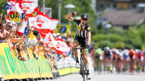 El cilcista sudafricano Johann Van Zyl del MTN Qhubeka celebra su victoria en la quinta etapa de la Vuelta a Austria entre las localidades de Villach y Drobollach-Matrei de 175 kilómetros en Austria hoy 9 de julio de 2015. EFE/Expa/Johann G