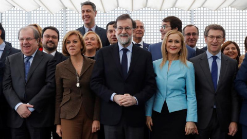 El jefe del Gobierno y líder del PP, Mariano Rajoy (c), acompañado por la secretaria general del PP y presidenta del PP de Castilla-La Mancha, María Dolores de Cospedal (2i), el presidente de la Junta de Castilla y León, Juan Vicente Herrer