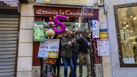 Vista de la administración La Caprichosa de Toledo mientras celebran tras haber vendido décimos varios de los quintos premios del sorteo extraordinario de la Lotería de Navidad.