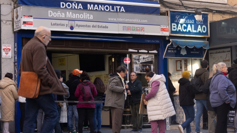 arias personas hacen cola para comprar décimos de cara al Sorteo Extraordinario de la Lotería de Navidad, en la Administración de Loterías Doña Manolita, a 14 de diciembre de 2023.