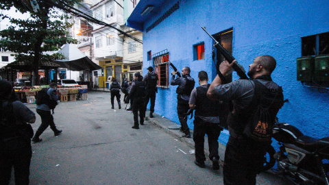 Los agentes de policía realizan un operativo contra las pandillas en la favela Jacarezinho.