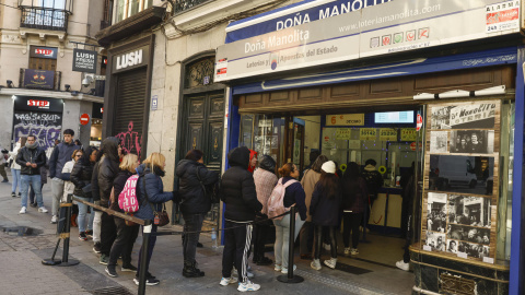 Largas colas a las puertas de la administración de lotería "Doña Manolita" en la Calle del Carmen en Madrid, este jueves, un día antes del sorteo.