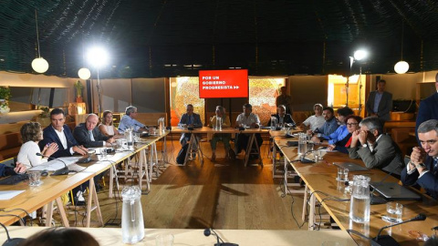 El presidente del Gobierno en funciones, Pedro Sánchez (2i) y la ministra de Sanidad, María Luisa Carcedo (i), durante la reunión que han mantenido este miércoles con colectivos de Sanidad, en Madrid. EFE