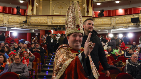 Un hombre disfrazado asiste en el Teatro Real de Madrid al sorteo extraordinario de Navidad de la Lotería Nacional.