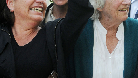 La viuda del cantautor chileno Víctor Jara, Joan Jara (dcha.) y su hija Amanda Jara (izq.) celebran la victoria a su salida del tribunal. EFE