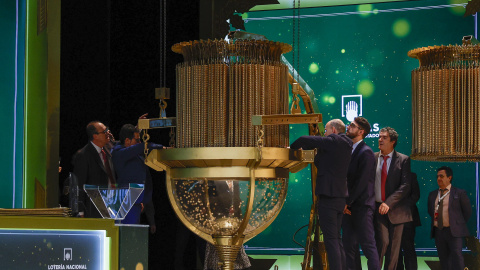 Varios operarios ultiman los detalles del bombo en el Teatro Real de Madrid durante el sorteo extraordinario de Navidad de la Lotería Nacional.