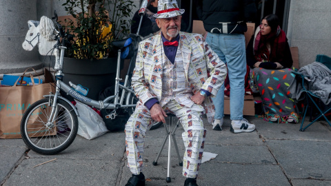 Un hombre vestido con décimos de lotería un día antes del Sorteo Extraordinario de la Lotería de Navidad, en el Teatro Real, a 21 de diciembre de 2023.