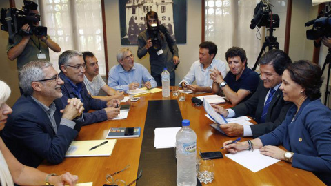 Gaspar Llamazares, frente a Javier Fernández, al inicio de la reunión entre IU y PSOE. / EFE