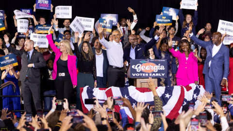 El expresidente estadounidense Barack Obama junto a los candidatos demócratas, durante un acto de campaña en el Gateway Center Arena en College Park, Georgia (EEUU).  EFE/Jessica McGowan