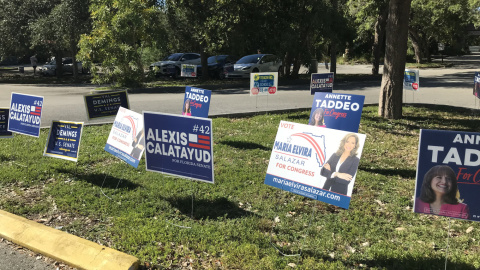 Vista de carteles electorales de diferentes partidos puestos en un parque frente a un centro de votación en Miami, en el estado de Florida (EEUU). EFE/Ana Mengotti