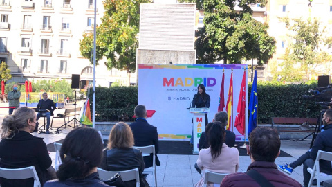 La vicealcaldesa Begoña Villacís durante el izado de la bandera LGTBI en Chueca.