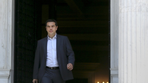 Alexis Tsipras sale de la sede del Gobierno griego. / ALKIS KONSTANTINIDIS (REUTERS)