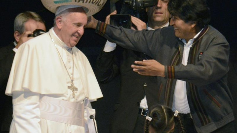 El papa Francisco usa un sombrero típico de la región de Santa Cruz mientras saluda al presidente boliviano, Evo Morales, durante un encuentro con movimientos sociales en Santa Cruz (Bolivia)./ EFE