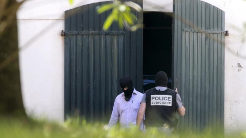 Imagen de archivo con agentes de la Guardia Civil y de la Policía francesa tras encontrar un arsenal de armas y explosivos de ETA en un zulo de una vivienda ubicada en el centro de Biarritz (Francia), en 2015. EFE/Archivo