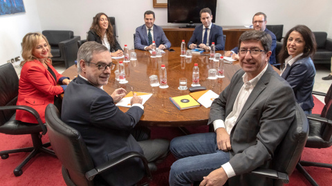 Los equipos negociadores de Partido Popular y Ciudadanos, encabezados por Juanma Moreno (c) y Juan Marín (2d) al comienzo de la segunda reunión en el Parlamento andaluz en Sevilla para tratar sobre el cambio de Gobierno en Andalucía. EFE/Ju