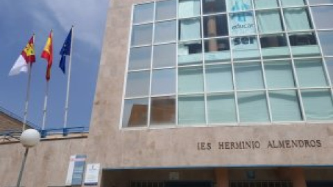 Un menor que suele llevar falda sufre una paliza entre insultos homófobos durante una clase de su instituto en Almansa