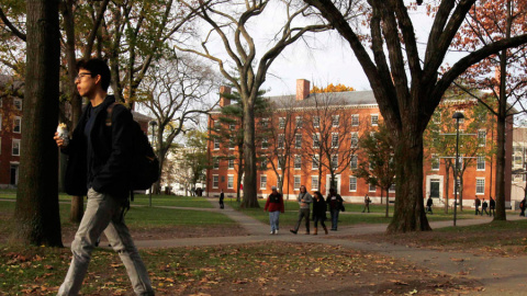 Un estudiante camina por el campus de la Universidad de Harvard. REUTERS/Jessica Rinaldi