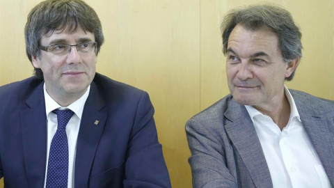 El presidente de CDC, Artur Mas (d), junto al president de la Generalitat, Carles Puigemont (i) durante la reunión que mantuvo el comité ejeutivo de la formación para valorar los resultados de las elecciones generales. EFE/Andreu Dalmau