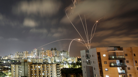 Rayos de luz producidos cuando el sistema antimisiles Cúpula de Hierro de Israel intercepta cohetes lanzados desde la Franja de Gaza hacia Israel.