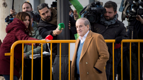 El periodista deportivo José María García, a su llegada a la Audiencia Nacional de Madrid, donde acude a declarar como testigo del caso Lezo. EFE/ Luca Piergiovanni