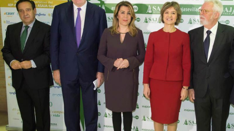 La presidenta de la Junta de Andalucía, Susana Díaz, de morado junto a la ministra de Agricultura y Pesca, Alimentación y Medio Ambiente, Isabel García Tejerina, los actos del 40 aniversario de la organización agraria Asaja Sevilla. | RAÚL 