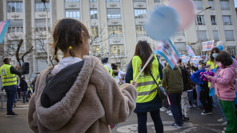 Una niña en la concentración por los Derechos Humanos de la Infancia y Juventud Trans, en Madrid, a 29 de enero de 2022.