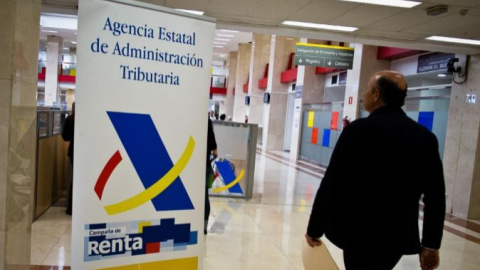 Un contribuyente en una administración de la Agencia Tributaria. EFE