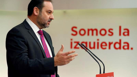 El secretario de Organización del PSOE, José Luis Ábalos, en rueda de prensa en la sede del PSOE. | CHEMA MOYA (EFE)