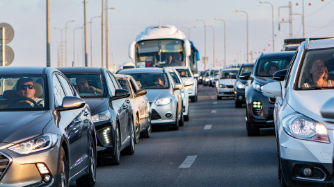 Tráfico de coches en la carretera / Pixabay