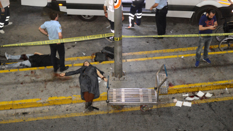 ATTENTION EDITORS - VISUAL COVERAGE OF SCENES OF INJURY OR DEATHCasualties are seen outside Turkey's largest airport, Istanbul Ataturk, Turkey, following a blast, June 28, 2016. REUTERS/Ismail Coskun/IHLAS News Agency. TURKEY OUT. NO COMMER