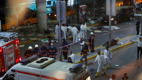 Forensic experts work outside Turkey's largest airport, Istanbul Ataturk, Turkey, following a blast, June 28, 2016. REUTERS/Murad Sezer