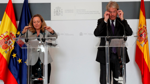 La vicepresidenta y ministra de Economía, Nadia Calviño, en una rueda de prensa junto al comisario Europeo de Economía, Paolo Gentiloni, tras su encuentro en el Ministerio de Economía en Madrid. EFE/ Mariscal