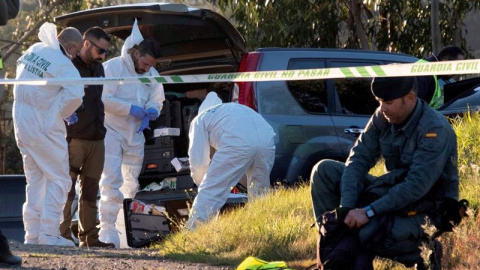 Efectivos de la Guardia Civil inspeccionan el paraje La Mimbrera en el término municipal de El Campillo (Huelva) donde se encontró el cadáver de la joven zamorana Laura Luelmo. (JULIÁN PÉREZ)