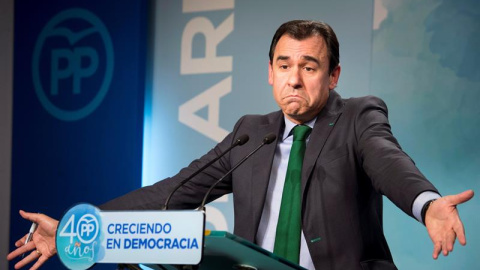 El coordinador general del PP, Fernando Martínez Maíllo, durante la rueda de prensa ofrecida esta tarde en la sede de la formación, en Madrid. EFE/Luca Piergiovanni