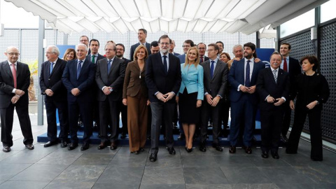 El jefe del Gobierno y líder del PP, Mariano Rajoy (c), posa para la foto de familia antes de la reunión que ha mantenido hoy con presidentes regionales en la sede de la calle Génova, para analizar la situación política del país. EFE/Juan C