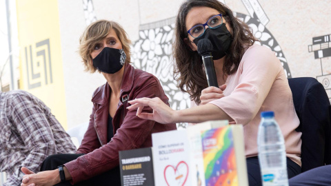 a vicepresidenta del Consell, Mónica Oltra (d), y la concejala de Feminismos y LGTBIQ+ del ayuntamiento de Castelló, Verónica Ruiz. Foto de archivo.