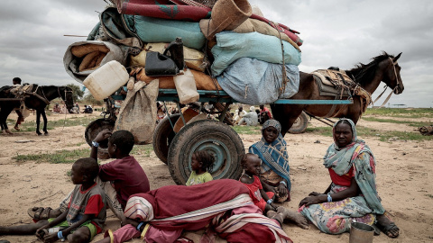 Una familia huye del conflicto de Sudán que ha desatado una de las mayores crisis humanitarias del momento.